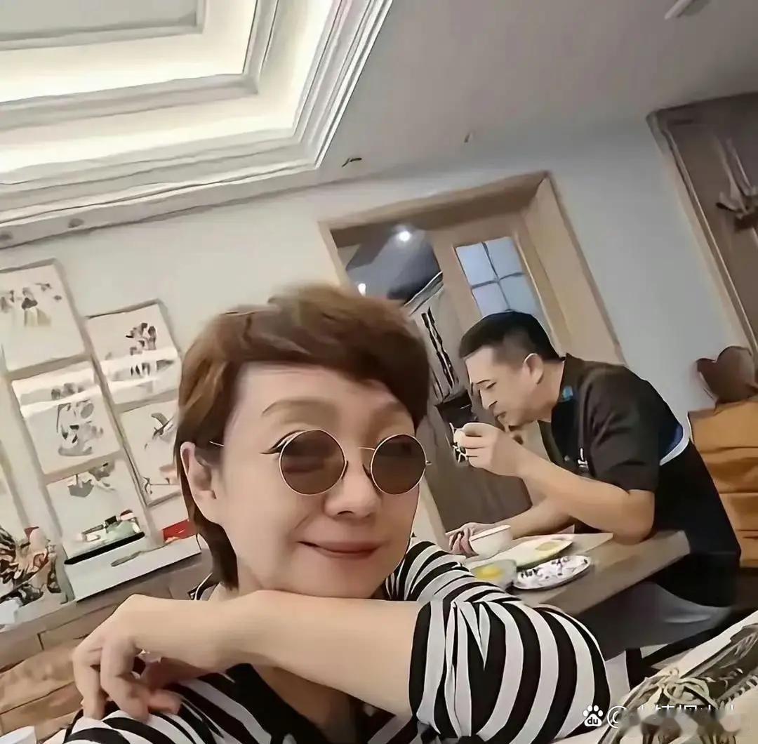 王海燕难得分享张嘉译用餐日常，平淡温馨，满是普通人简单踏实的幸福。