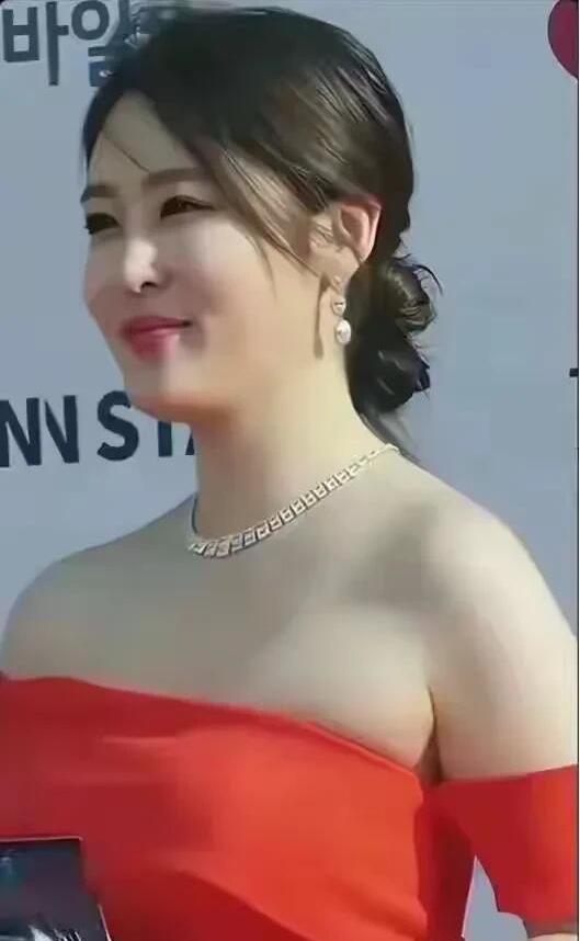 原来现实中的这个女主持人是这么漂亮，再看看央视的龙洋和马凡舒，差距一下子就出来了