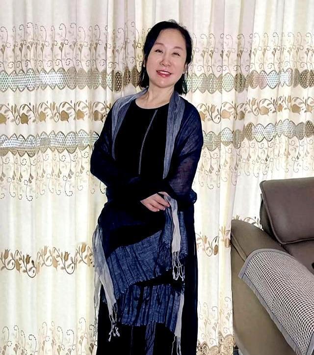 55岁王阿姨：黑长直配丝巾，我就敢说自己“貌美如花”住在川东的王阿姨，今年