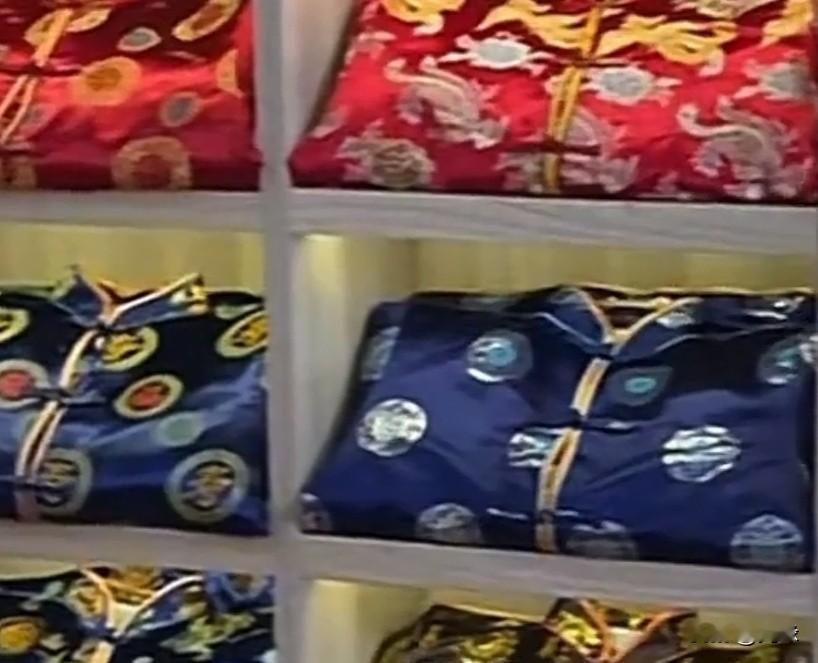 甘肃一位84岁老人独自走进寿衣店，平静地对老板娘说：“我想给自己挑一套寿衣。”老伴已离世十几年，大女