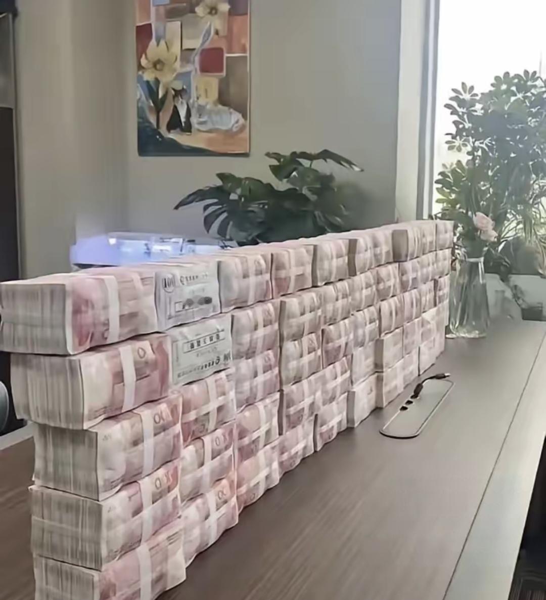 原广东某银行行长年收入150万，按理说够普通人一辈子花销了。结果他贪污受贿300