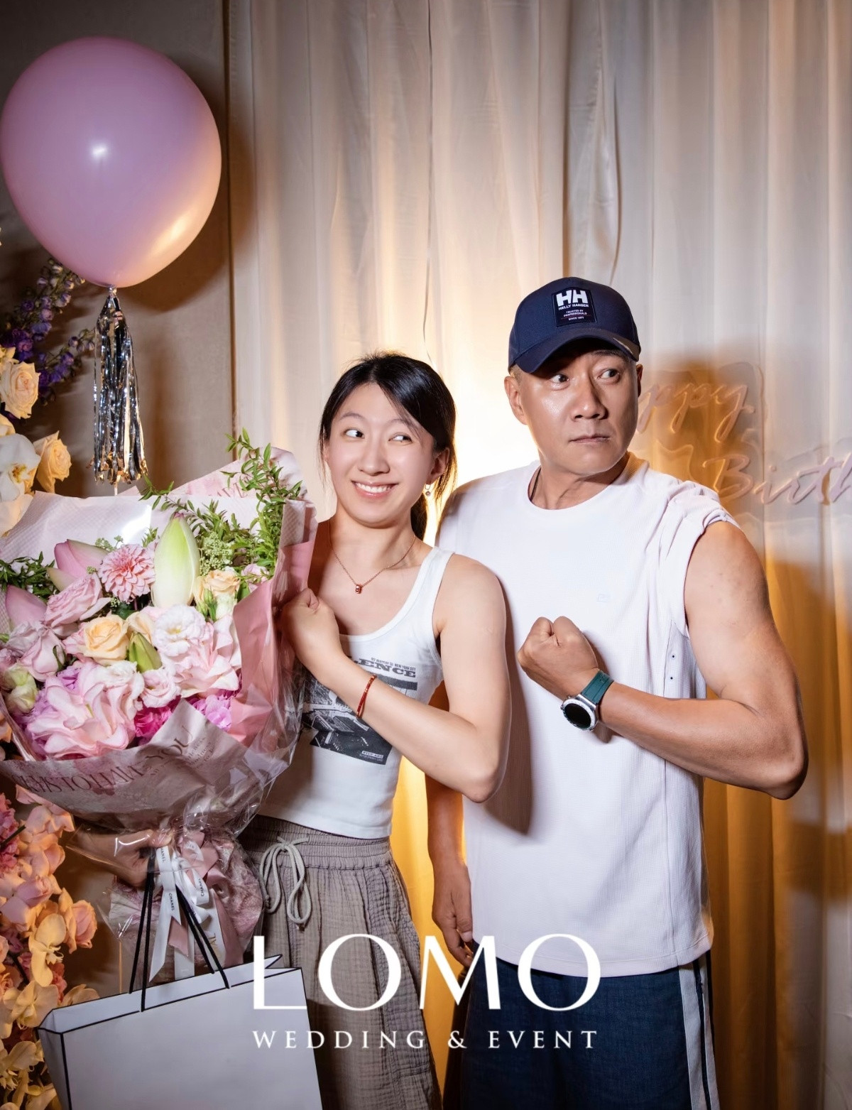 胡军和老婆卢芳为女儿九九庆祝24岁生日，康康插着兜，还是那么酷​​​