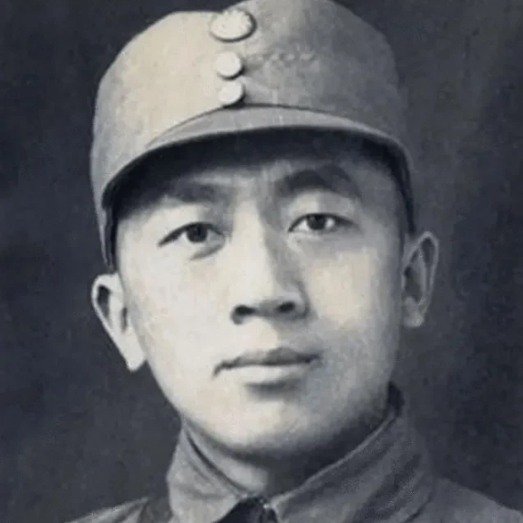 1944年，潜伏在日寇“心脏”的地下党施亚夫刚回到家，伪副师长的妻子就找到了他，