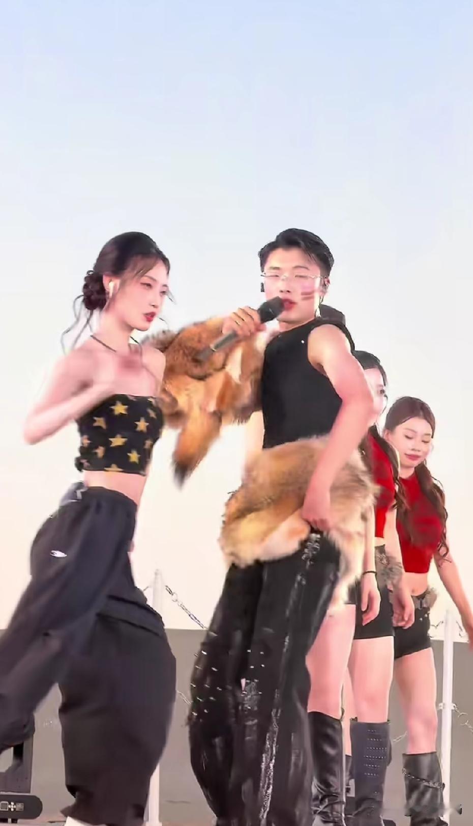 山东菏泽大网红郭有才确实多才多艺，可以到央视讲授《道德经》，也可以打扮得这么时尚