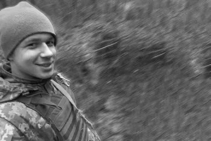 俄乌战争，乌克兰第一个英雄称号获得者，这名乌军士兵，确实是很有胆色，在俄军大批装