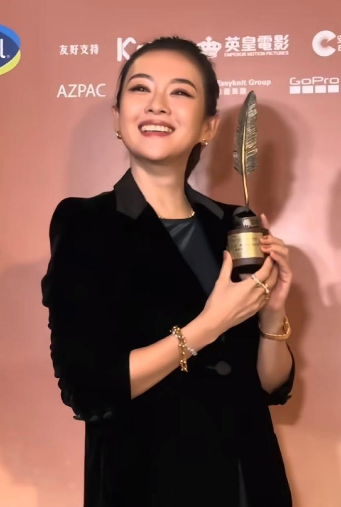 最近章子怡和陈可辛一起出席颁奖典礼，两位都搭配的很简洁，不过格外的有艺术家的气质