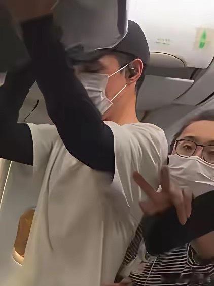胡歌在飞机上被拍了，但这次挡镜头的不是保安，是他老婆