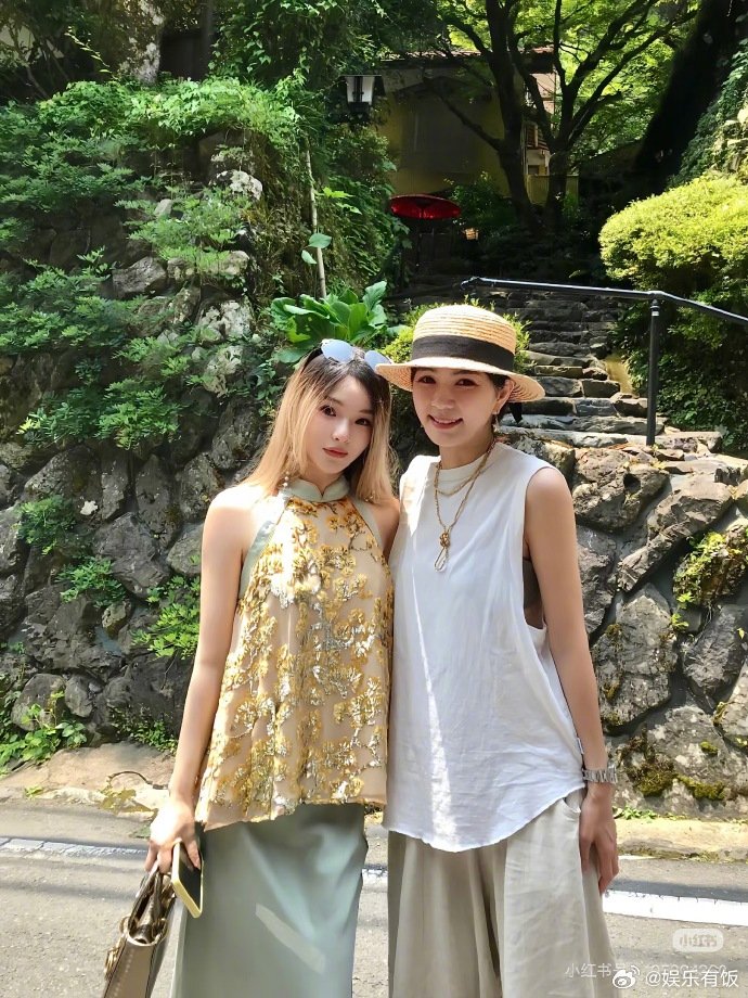 京都偶遇Ella网友在京都偶遇ella，同框合照中她穿搭随性自然，整个人洋溢着