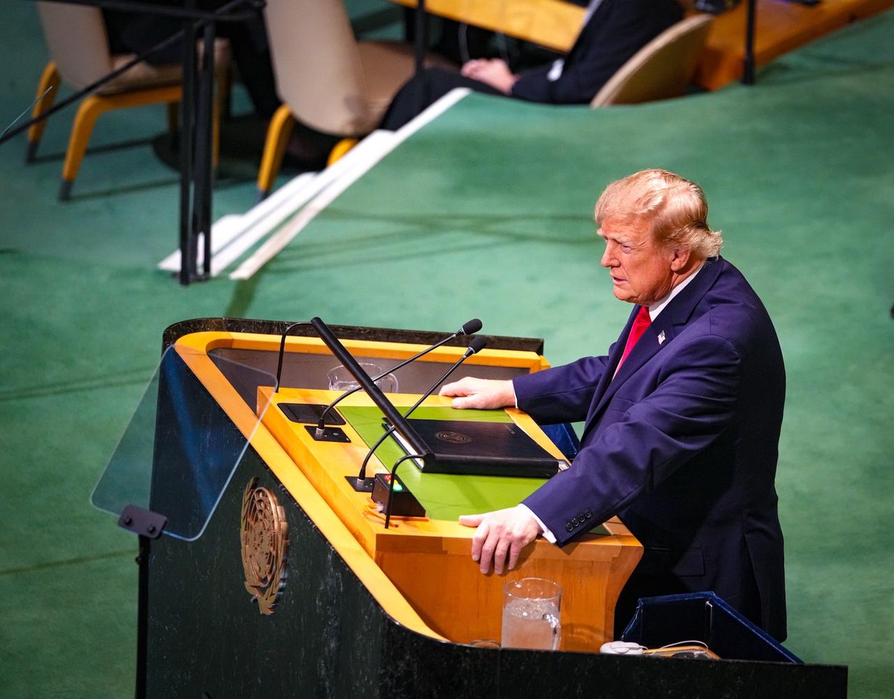 美国国务卿卢比奥今天写道：“今天在联合国，特朗普总统明确表态：我们将凭借实力引领