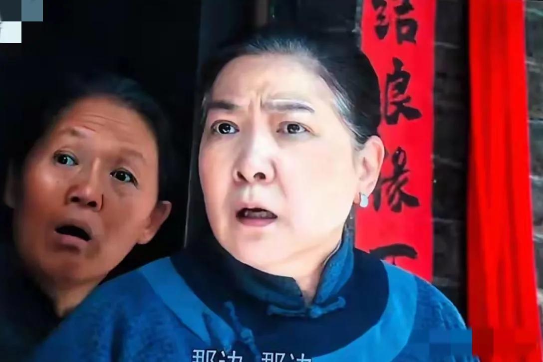 年轻时的沈丹萍眉若远黛，目如秋水，粉面含春，耀若春华；老去时宽盘大脸，鼻孔外露，
