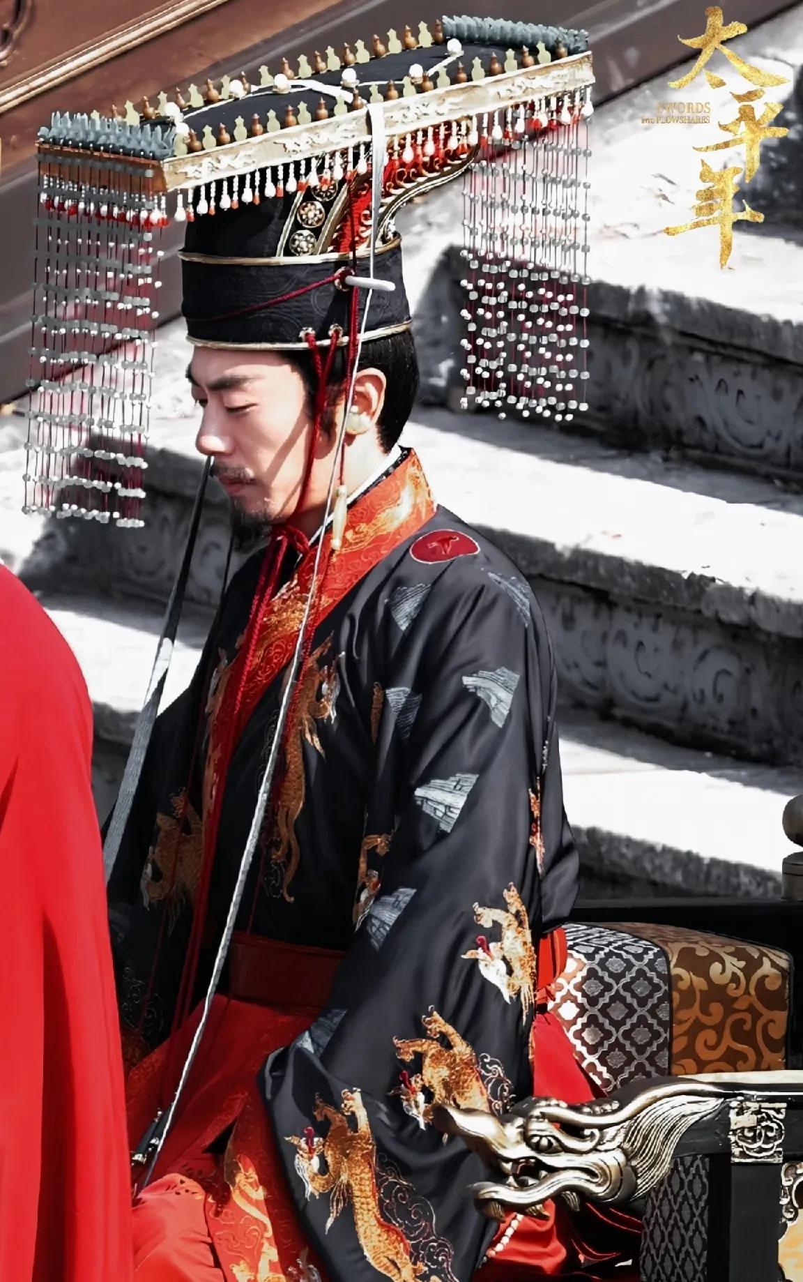 这是朱亚文演的赵匡胤，观众说，怎么不演朱元璋呢。我看了他演的朝代结果都一样，文