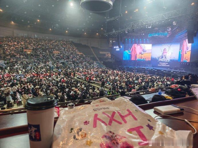 黄霄雲红成这样很多人看完现场都说，黄霄雲是那种“现场比音源更好听”的歌手。真声