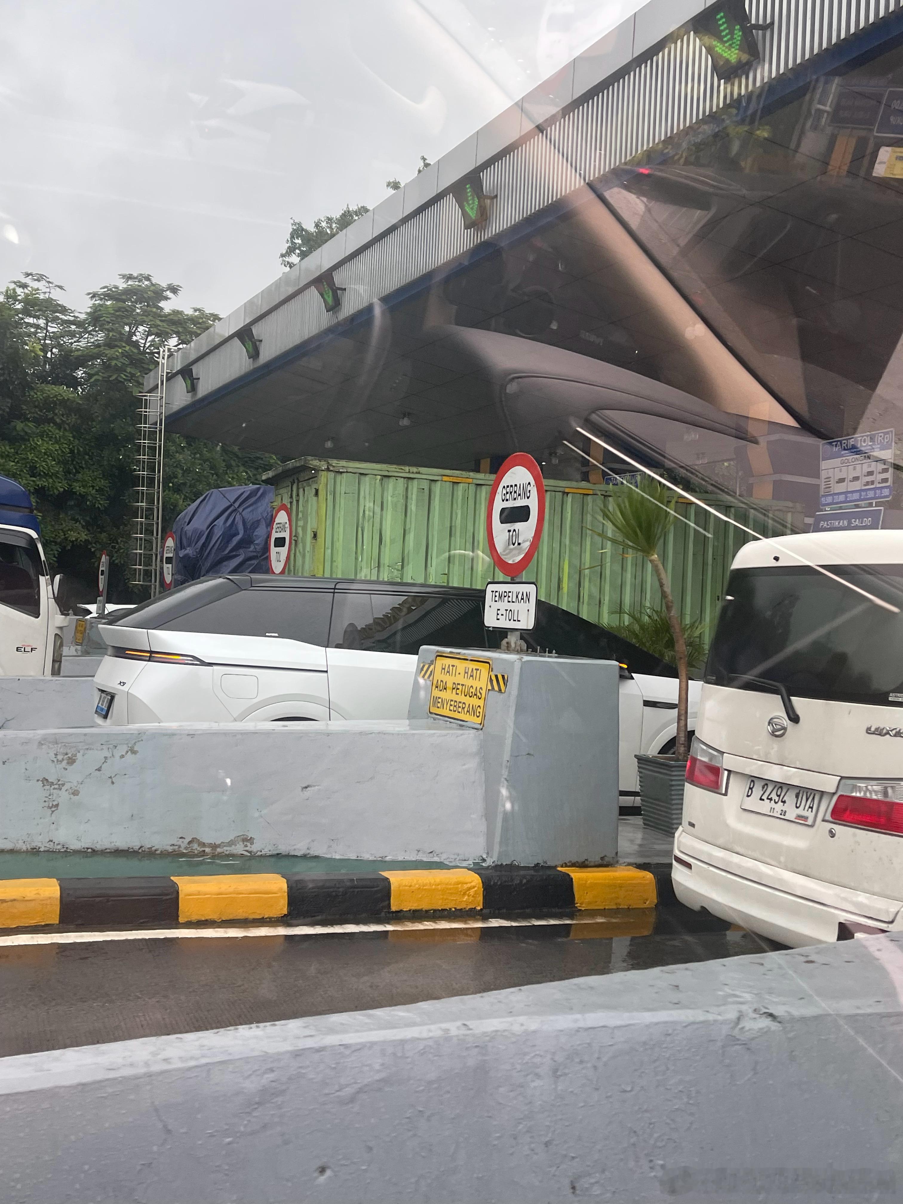 本来那天说小鹏X9在印尼销量第一我还半信半疑直到刚出高速收费口就看到了一台小鹏X