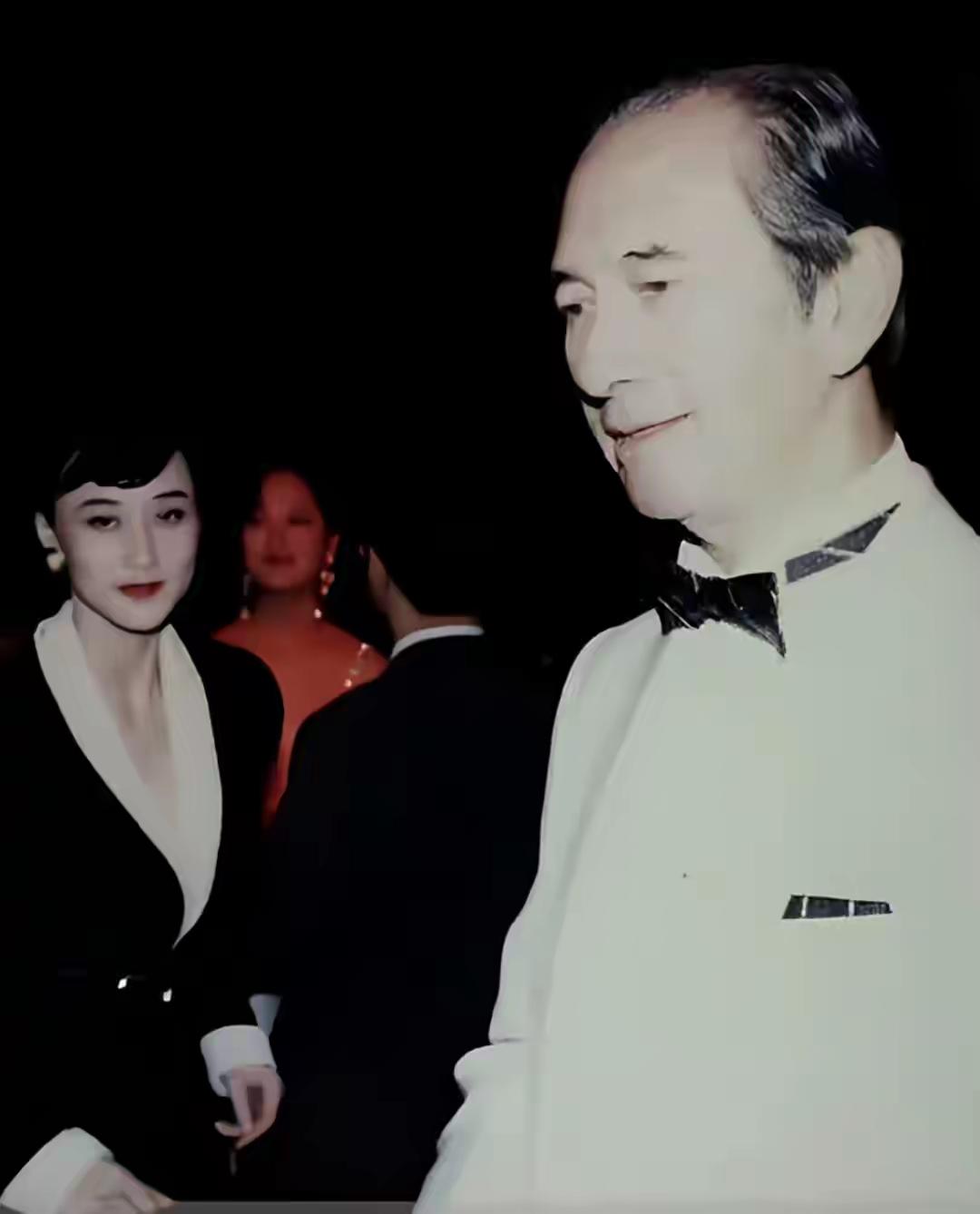 赌王和利智一张合影，他们都是大长脸的人，难怪何超欣长得像利智，赌王和利智长得也有