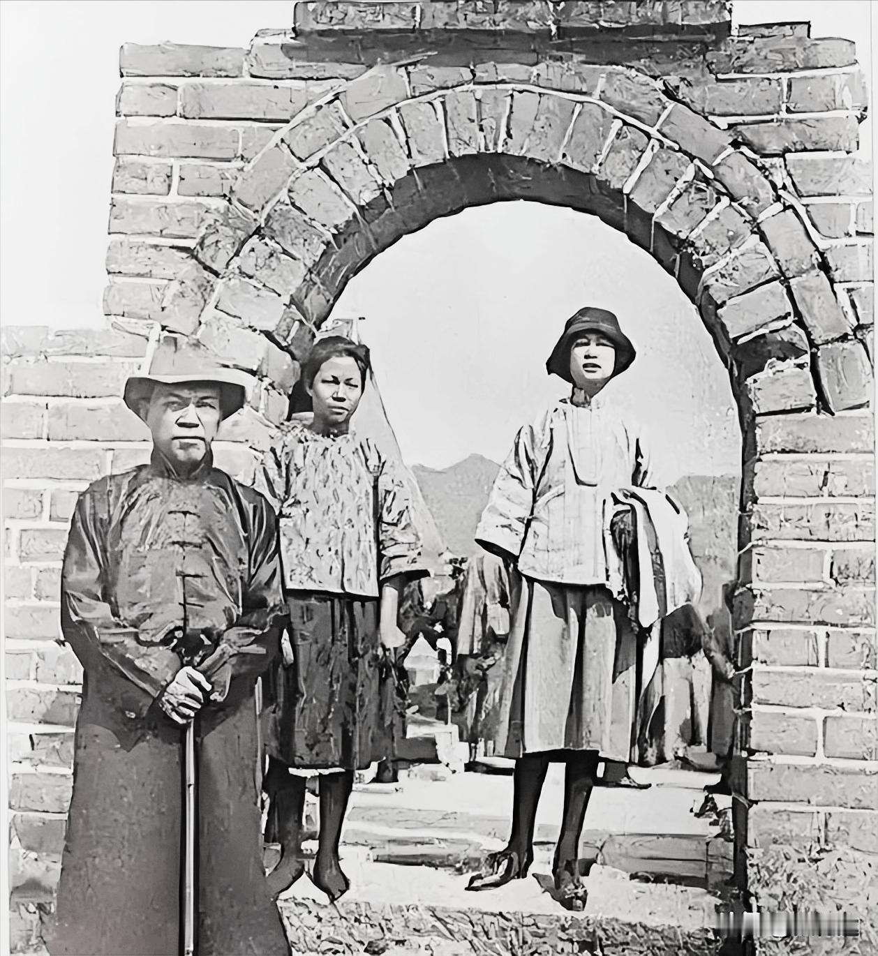 1920年林徽因跟着公公梁启超、小姑子梁思庄游长城时的留影那天的长城，不必
