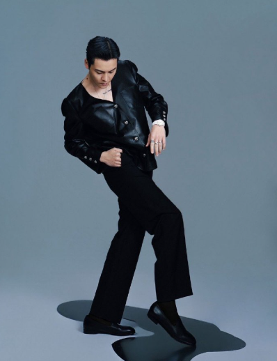 不得不佩服陈伟霆的时尚表现力！大背头和V领的搭配被他穿出了独特韵味，骨相帅哥果然