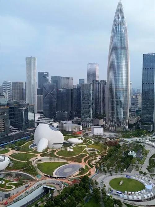 深圳的华润大厦门口的这个公园设计是不有点漂亮！白色的那个是不是觉得像躺地上的一个