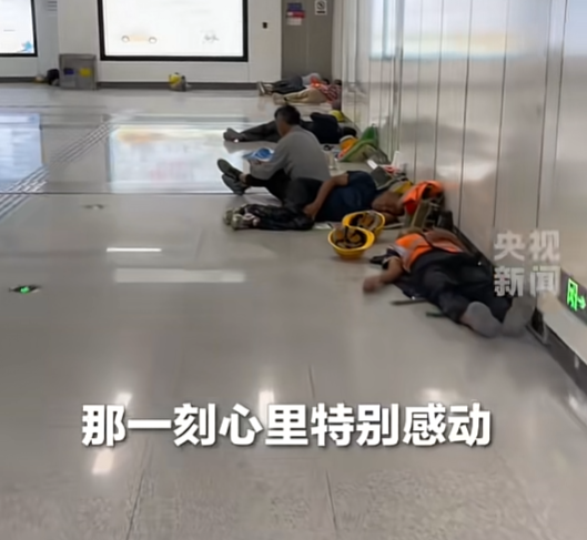 郑州地铁火到央视了！”7月郑州的温度达到40度，郑州地铁为了让郑州市民不受太阳的