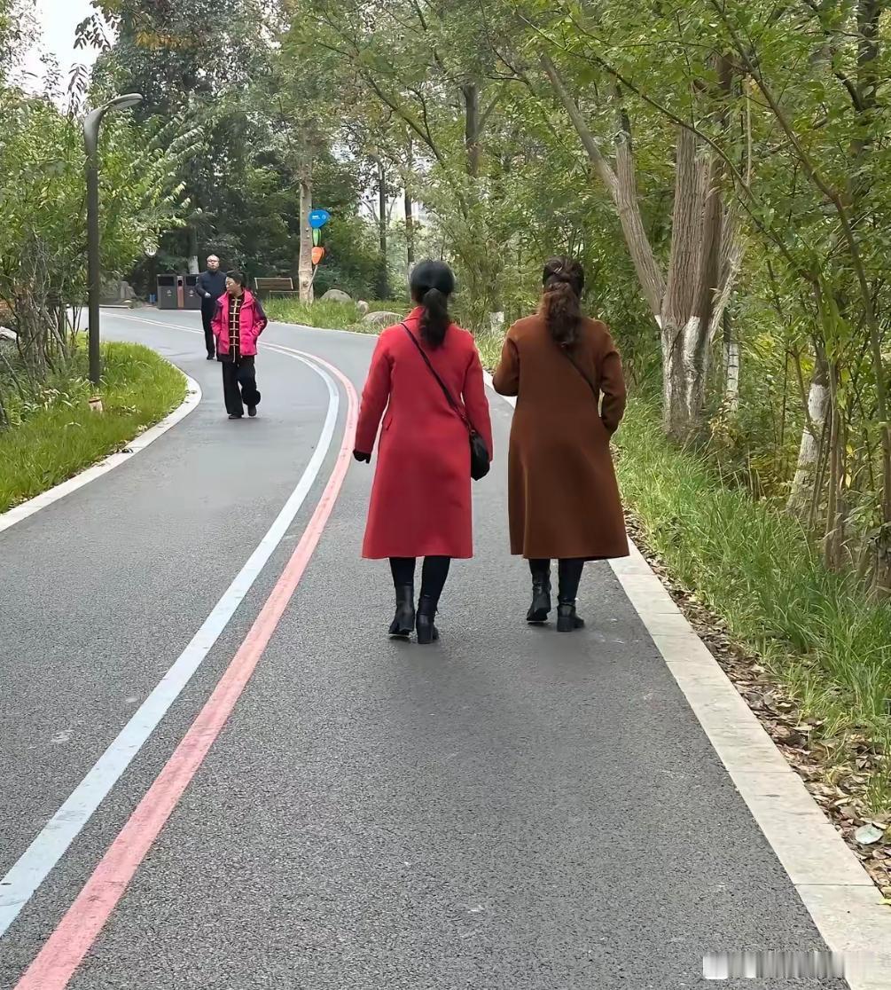 中年大妈的穿衣打扮几乎一样，我妈妈也经常这么穿搭[捂脸哭]