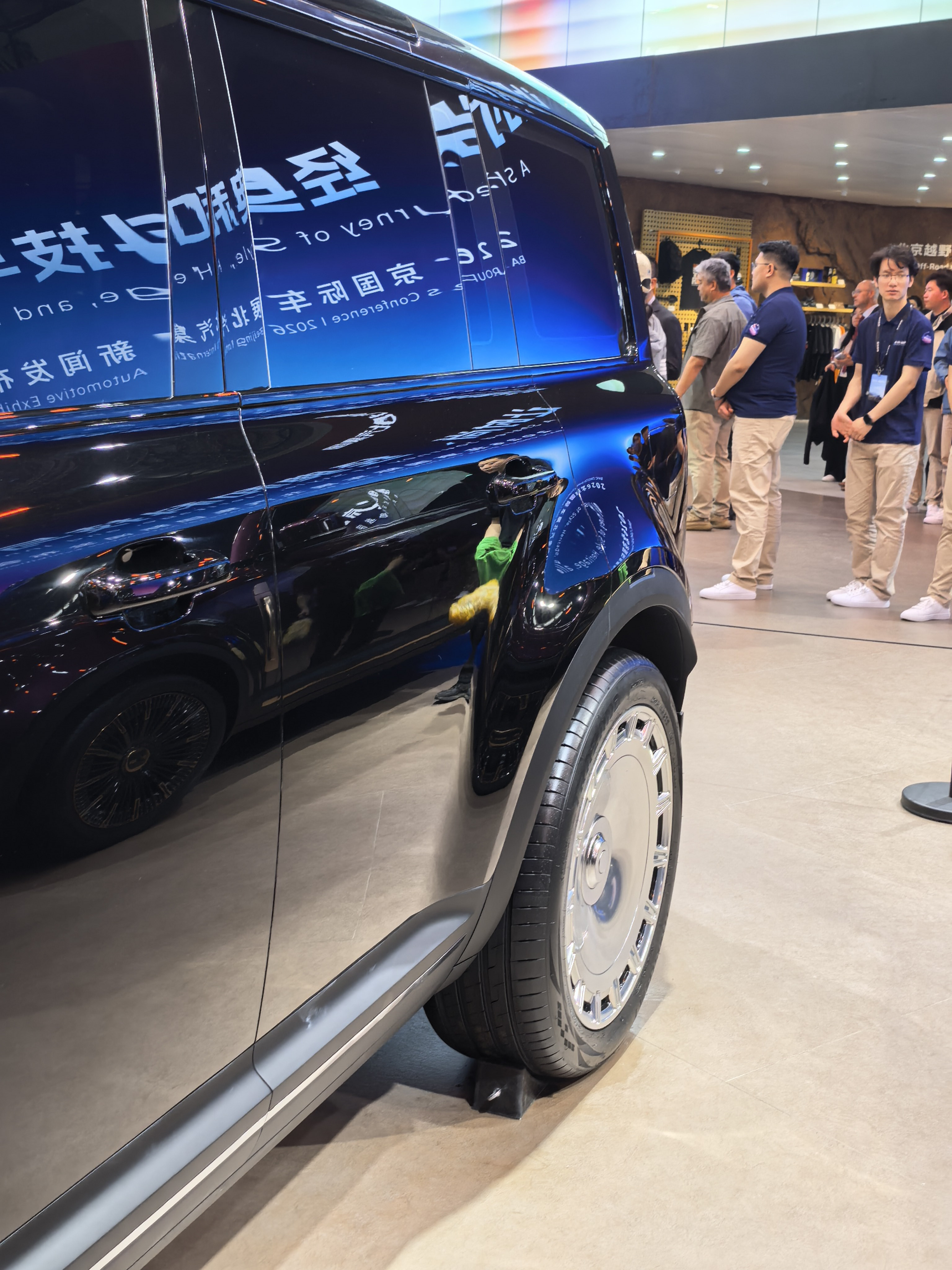 相比其他“卫士”，北京越野这个城市猎人其实没那么像卫士，车头车尾就完全不一样，侧