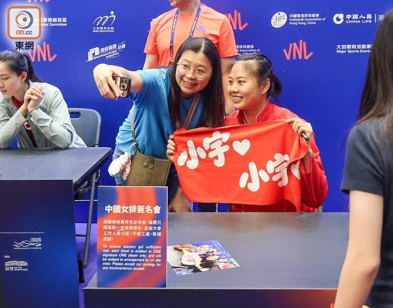 参加女排世界联赛香港站的中国女排，在抵港第一天的晚上，就在启德体艺馆参加了全接触