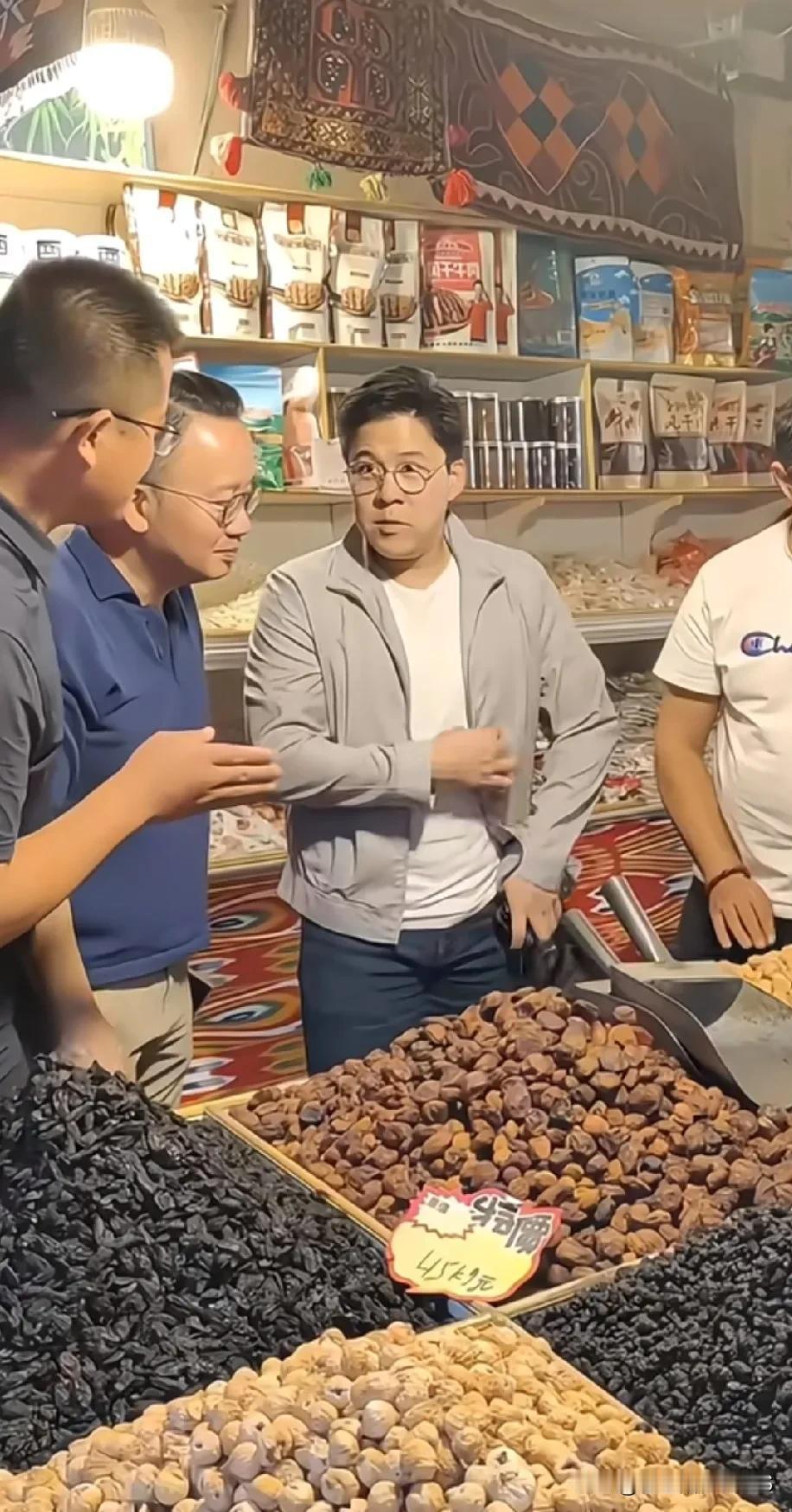 霍启刚现身新疆喀什啦！尝美食、赏文化，体验地道风情。他还带动香港明星团一起来打卡