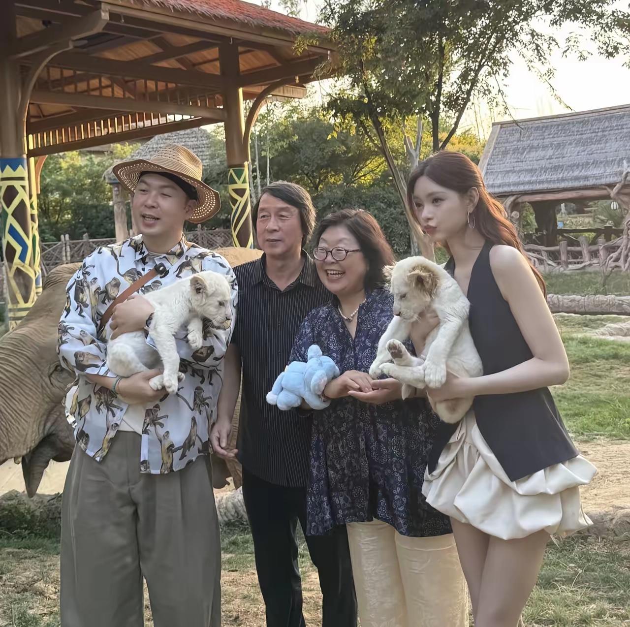 杜海涛沈梦辰带着爸爸妈妈一起去动物园，这一家四口看起来真的是太温馨，太有爱了