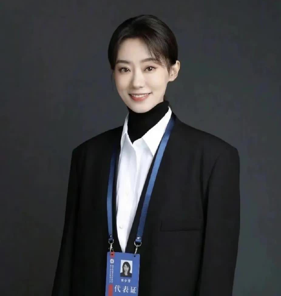 张小斐，绝对是个狠人11岁进入北京中央民族大学舞蹈系学习舞蹈，15岁进入武警