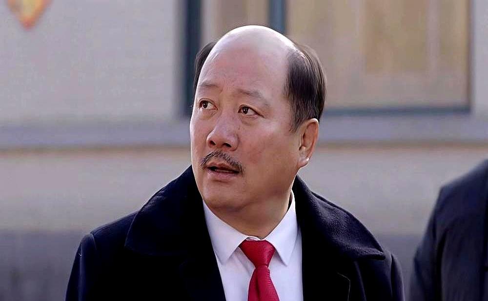 57岁直播喊“家人们”，女儿却哭着说“进不去那个家”。大女儿唐墩墩在直播间