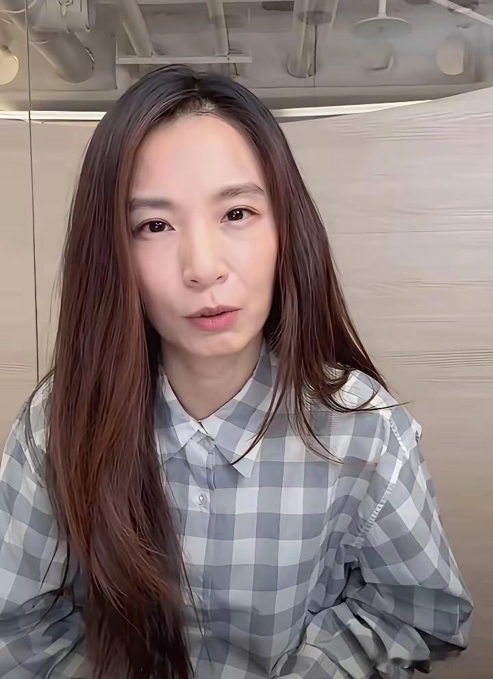 田馥甄这花期真短，才40岁左右的人都变得快认不出来了，想当年林俊杰追求她的时候看