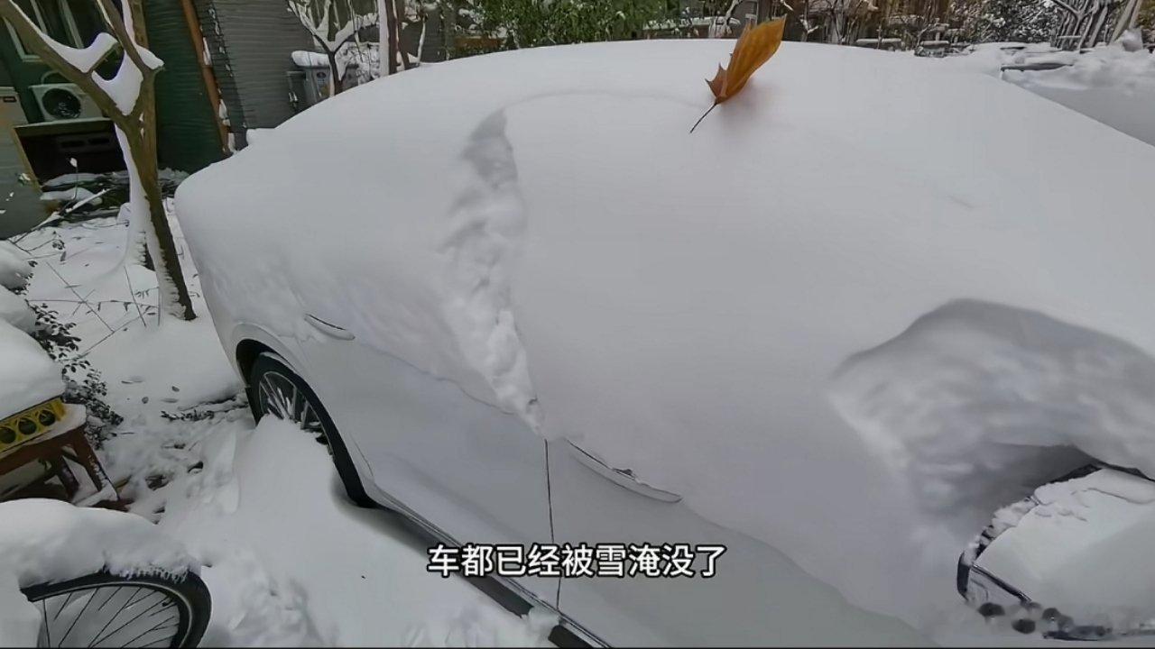 河南局地暴雪10到18毫米这次河南比以往更冷，下的是干燥的纯雪好消息是，路面上