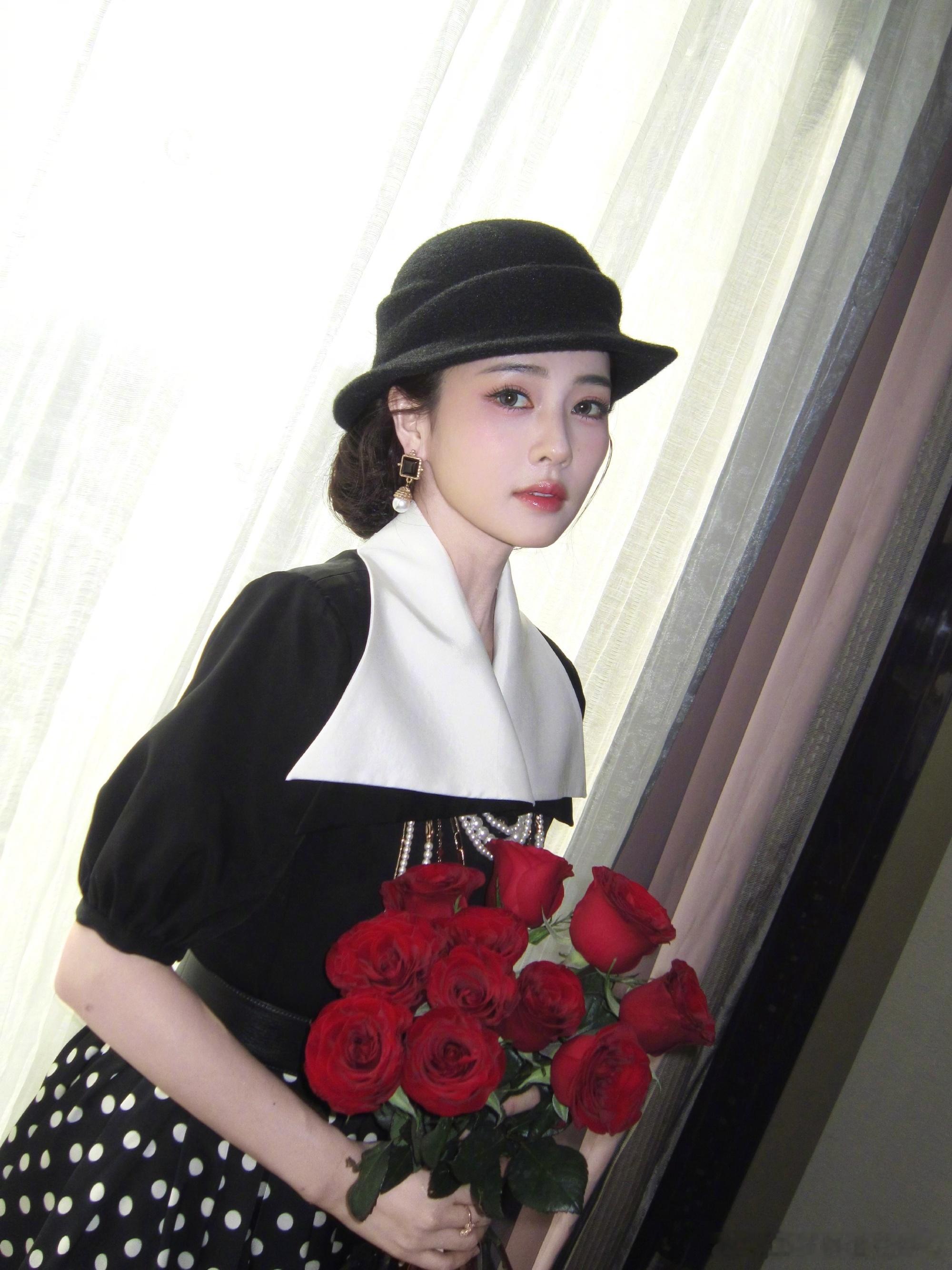 1、白鹿在接触《布达佩斯》和《开到荼靡》5月份还会去飞行一期《喜剧之王单口气季