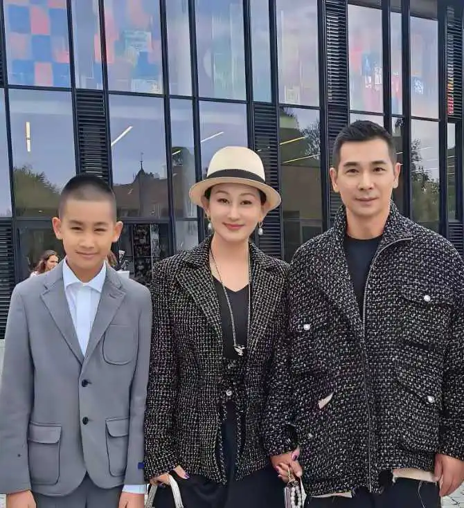 赵文卓送13岁儿子去瑞士读书，网友：与父亲长的太像了！