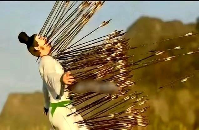 古装剧里中箭的场景大家都见过吧？演员中个两三箭还能站着说台词、掩护队友撤退，好像