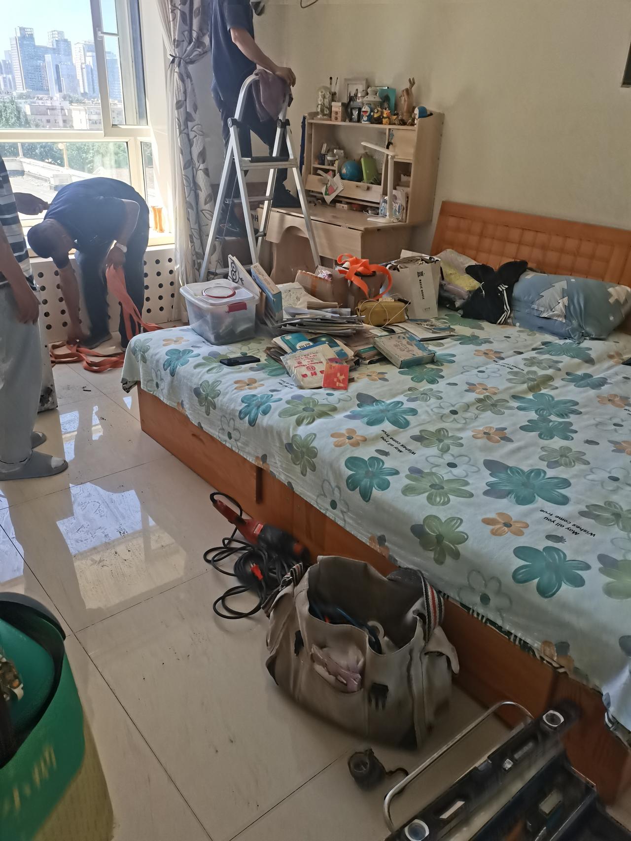今天女儿让我在家等着，说她准备搬家，房子装修好后，把租房时不用的空调给我，因为我