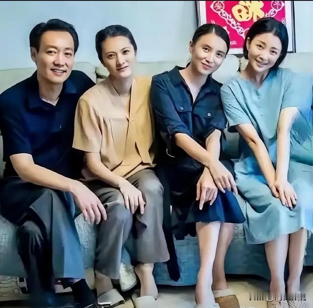 四人拍的真和谐！左边是目若朗星，英姿昂昂的辛柏青；右二是温婉如莲的宋佳；最右边的