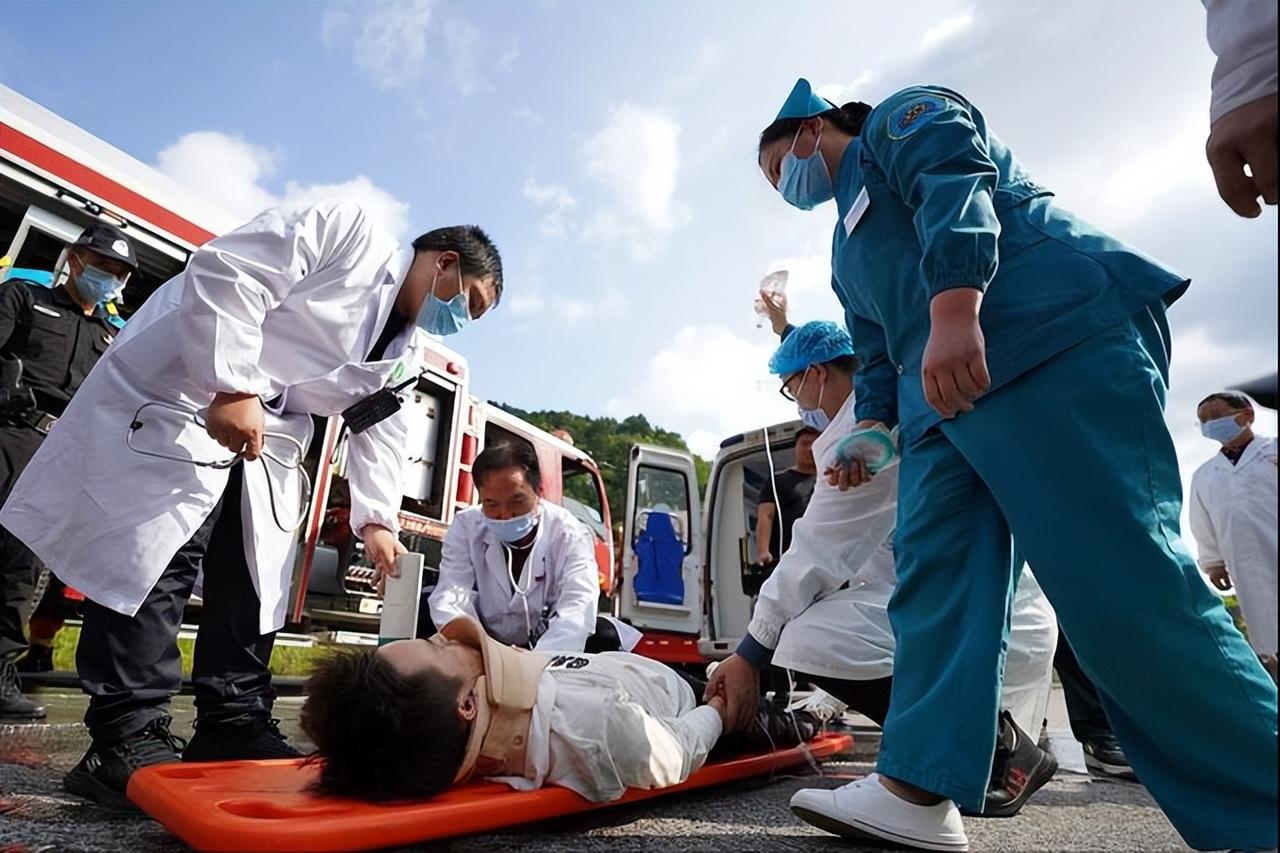 56岁男子突发脑溢血离世，生前喜欢散步锻炼，医生摇头：做错5点很多人以为爱锻