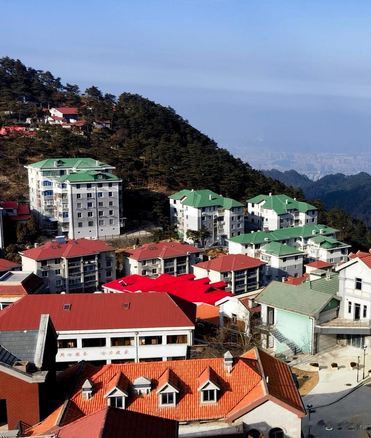 庐山与其它名山最大的不同在哪?从规模看，庐山很大，景区范围很广；就景色而言，庐山