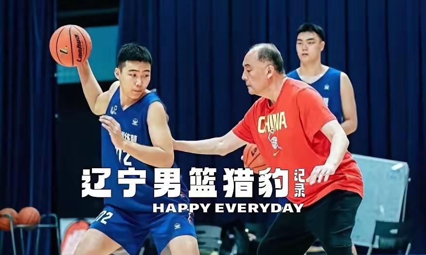 辽宁男篮管理层终于想通了，小刘总破天荒的签下了来自广东宏远的青训球员。刘卫霖目前