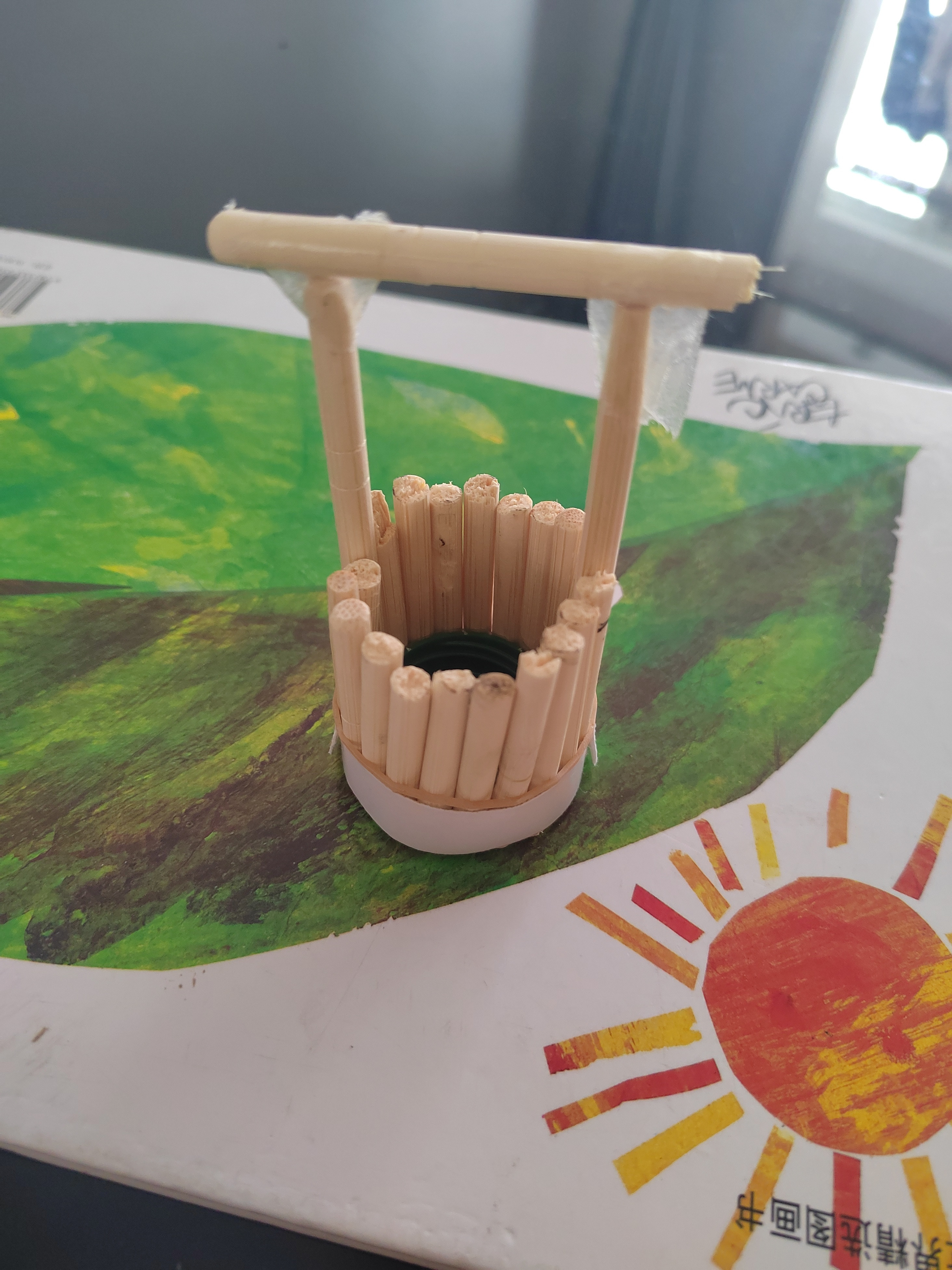 前几天小孩哥老师布置一个手工作业就是做图一这样的水桶看起来很简单是不是？当时小孩