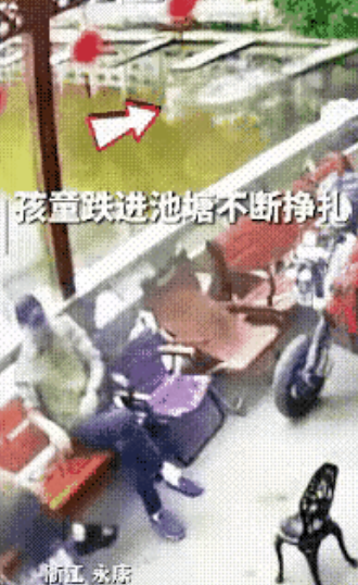 “这反应速度绝了！”男子和人在公园聊天，不经意间的一个回头，突然拔腿而起，只用5