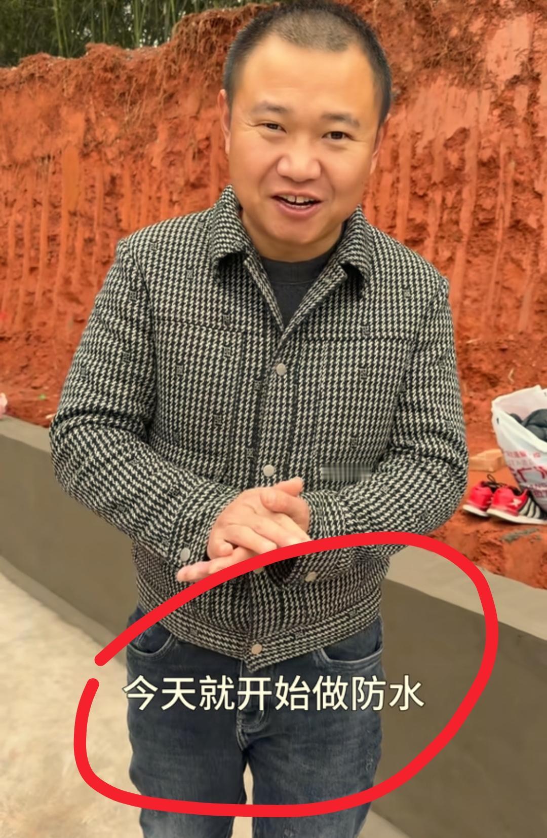 看到农村四哥地基搞好了，要铺沥青，我忍了看到工人还要将火枪对着墙面喷火，我也忍