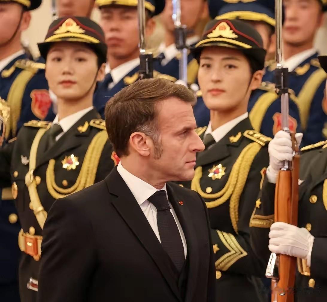 马克龙带着对俄施压的诉求访华，刚离开中国，俄罗斯就用数百架无人机和数十枚导弹，给