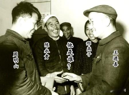 🍁这是1964年全国人代会上，几位劳模交流的珍贵瞬间。那时候的劳模，是掏粪工