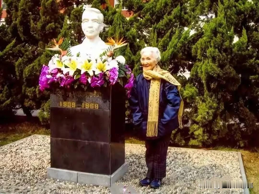 晚年时期的李佩先生和丈夫郭永怀雕像合影照片。从1948年结婚到1968年罹难，他