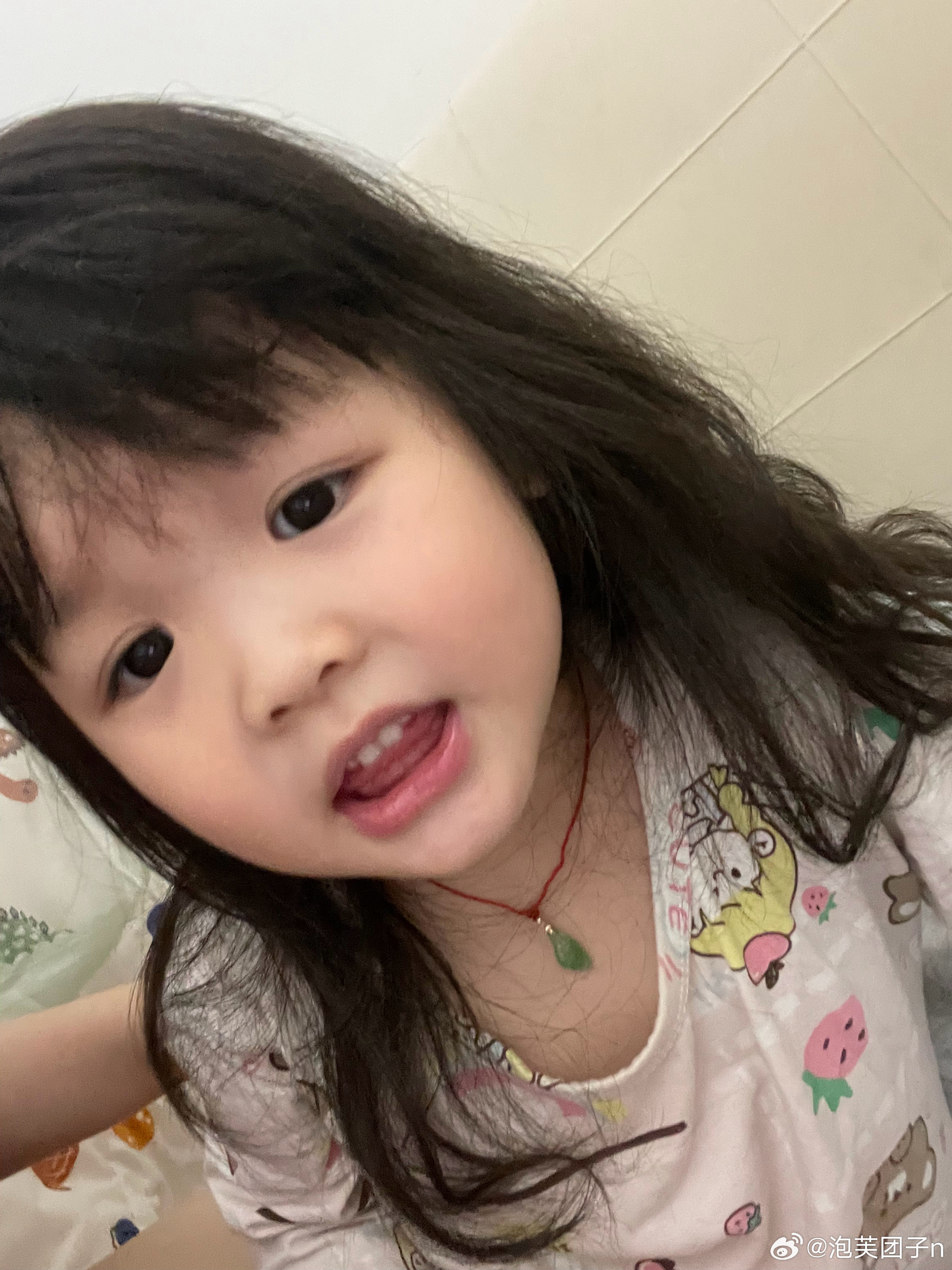 团爸叫她收玩具，收自己的东西团：不要～不要～不要～团爸：叫妈妈给你生个妹妹团：要
