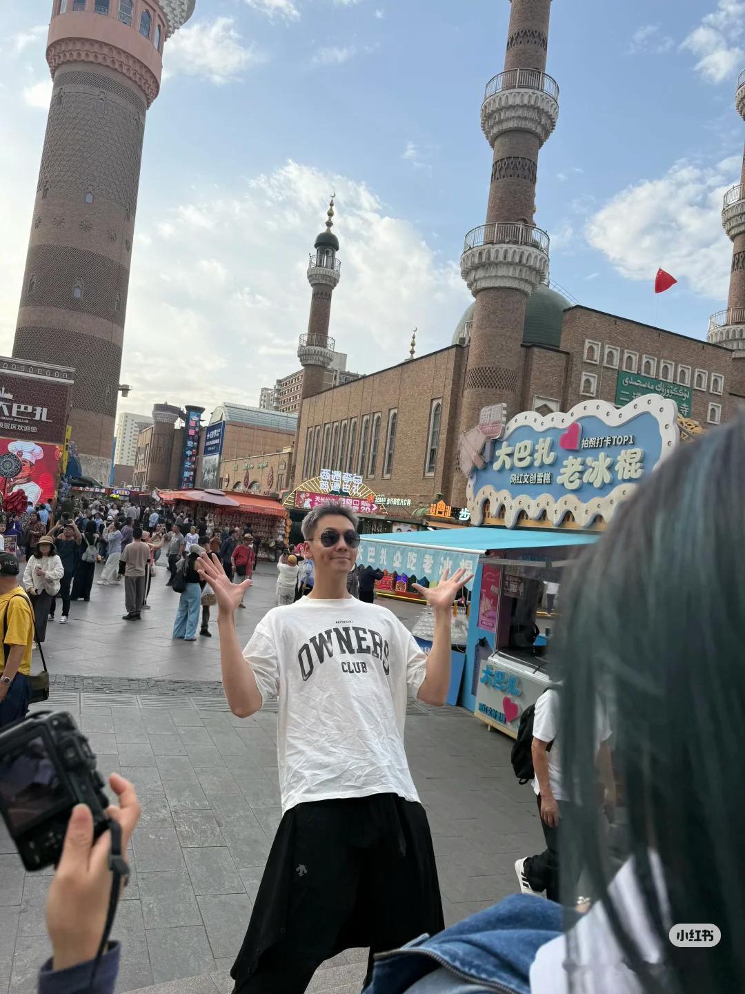 网友乌鲁木齐偶遇陈伟霆，看着衣服皱，随行人也不多，以为是网红呢，后面才发现是陈伟