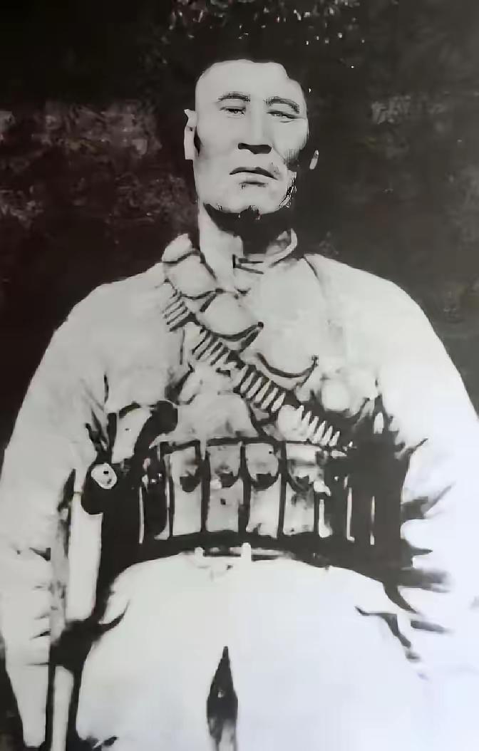 1949年冬，司号员杨忠孝追马家军余孽，瞅见一个穿皮大氅、蹬高筒靴的家伙骑马狂奔