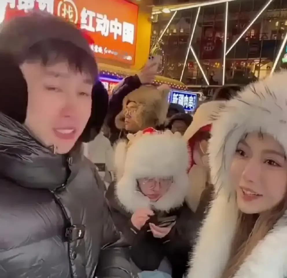 刘二狗在直播间突然收起搞笑脸，对着镜头说蛋蛋颜值高还有本事，要是年轻十岁肯定追。