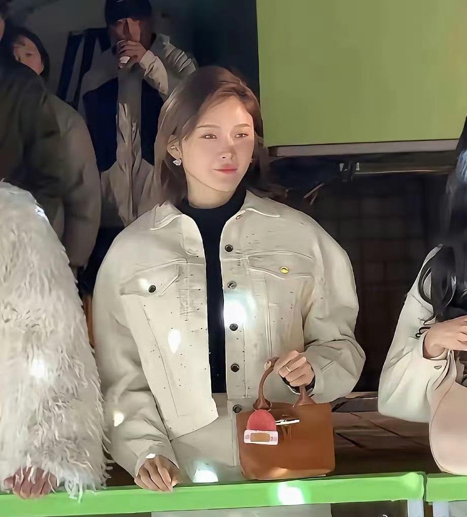 网友A：吴艳妮这组造型有点惊艳啊！之前总觉得她偏学生气，现在妆发一捯饬，五官立体